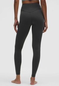 Högmidjade, figurn�ära leggings i svart. Tillverkade av stretchigt, slätt material utan framträdande mönster eller detaljer. Ankellång design.