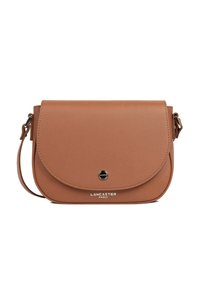 Borsa a tracolla in pelle marrone con patta arrotondata, superficie strutturata e chiusura a scatto in metallo. Presenta un marchio nella parte inferiore frontale.