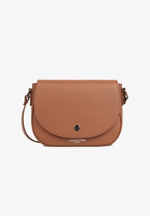 Borsa a tracolla in pelle marrone con patta arrotondata, superficie strutturata e chiusura a scatto in metallo. Presenta un marchio nella parte inferiore frontale.