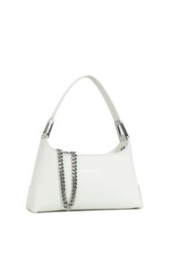 Weiße Ledertasche mit einem gebogenen Griff und silberner Kettenverzierung. Verfügt über eine glatte Textur und ein minimalistisches Design. Logo auf der Vorderseite gedruckt.