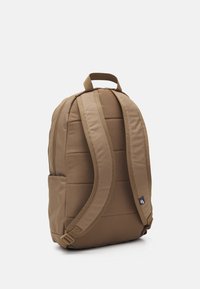 Nike Sportswear UNISEX - Mochila - dark driftwood/venice
