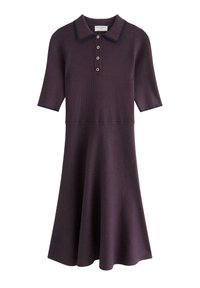 Abito in maglia viola scuro con texture a coste, maniche corte, colletto polo e gonna svasata. Presenta bottoni dorati e rifiniture a contrasto.