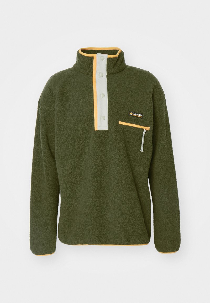 Groene fleece pullover met een halve rits, hoge kraag, contrasterende gele en lichtblauwe details, en een ritsborstzak. Zachte textuur.