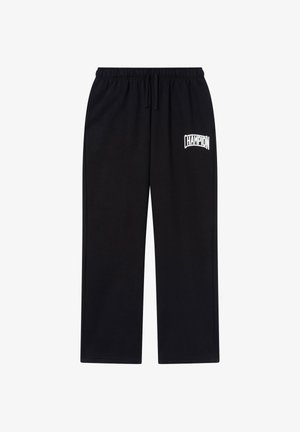 Schwarze Jogginghose aus weichem Material mit elastischem Bund, Kordelzug und weißem "CHAMPION"-Logo am linken Oberschenkel.
