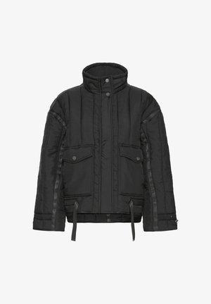 Chaqueta acolchada negra con cuello alto, costuras verticales, dos bolsillos frontales y detalles laterales. La tela parece texturizada y mate.