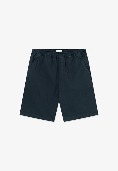 Tamsiai mėlynos, lengvos šortai su elastine juosta, šoninėmis kišenėmis ir tiesiu kelnių dizainu. Pagaminti iš kvėpuojančios medžiagos.