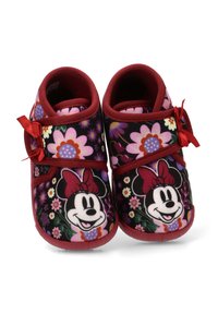Zapatillas suaves con temática de Minnie Mouse con un patrón floral negro, acentos rojos y lazos, con textura de felpa y plantilla acolchada.