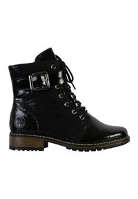 Botines negros que presentan un material texturizado brillante, cordones en la parte delantera, hebilla lateral y un tacón elevado con una base marrón en contraste.