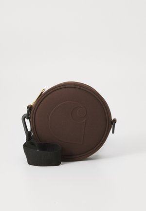 Borsa tonda marrone realizzata in materiale testurizzato, caratterizzata da un logo, chiusura con cerniera e una tracolla nera staccabile con moschettone.