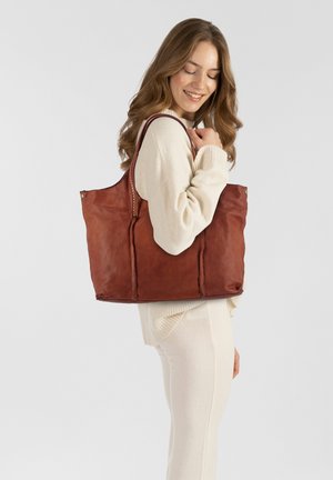Borsa a tracolla rossa in pelle con texture liscia, grande formato, doppi manici e chiusura con zip. Progettata per un uso quotidiano.