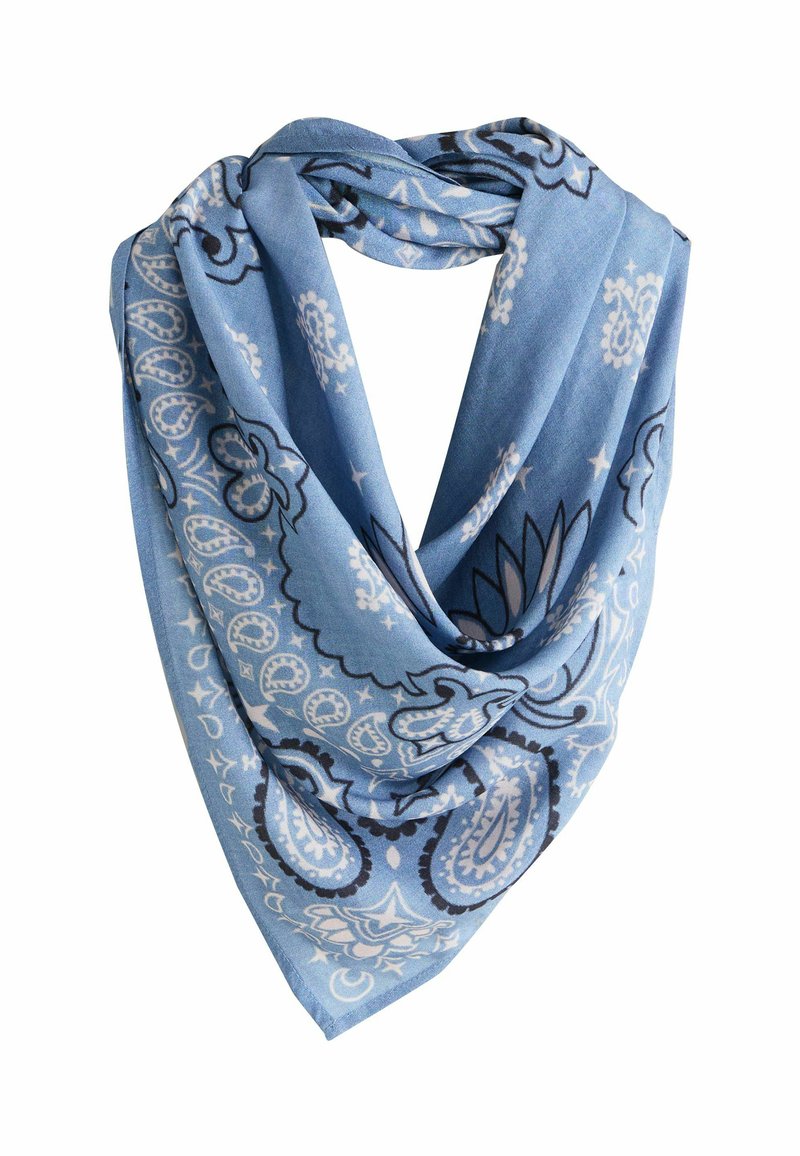 Šviesiai mėlynas šalikas su paislio ir gėlių raštais tamsesnės mėlynos ir baltos spalvų. Pagamintas iš minkštos medžiagos, trikampės formos, elegantiškai užmestas.
