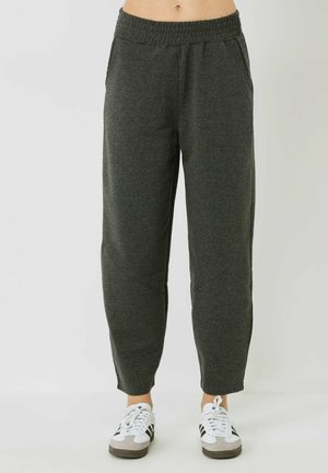 Dunkelgraue Jogginghosen mit elastischem Bund, Seitentaschen und schmal zulaufenden Beinen; aus weichem Stoff mit glatter Textur gefertigt.