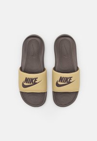 Nike Sportswear VICTORI ONE SLIDE UNISEX - Mulas - wheat grass/baroque brown