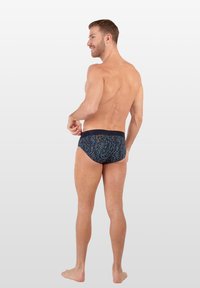 Blauwe zwemslips met een patroon, gemaakt van een textuurstof, met een contrasterende elastische tailleband en een slim fit ontwerp.
