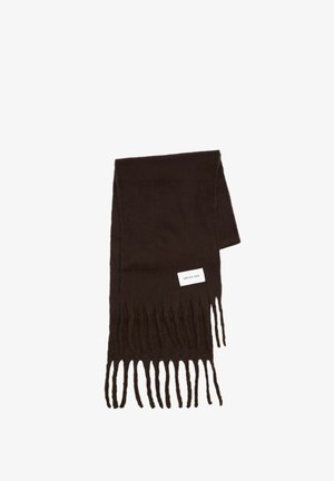 Brauner Schal aus einem weichen Material, mit fransigen Rändern. Auf dem weißen Etikett steht "ARCTIC FOX." Einfaches rechteckiges Design.