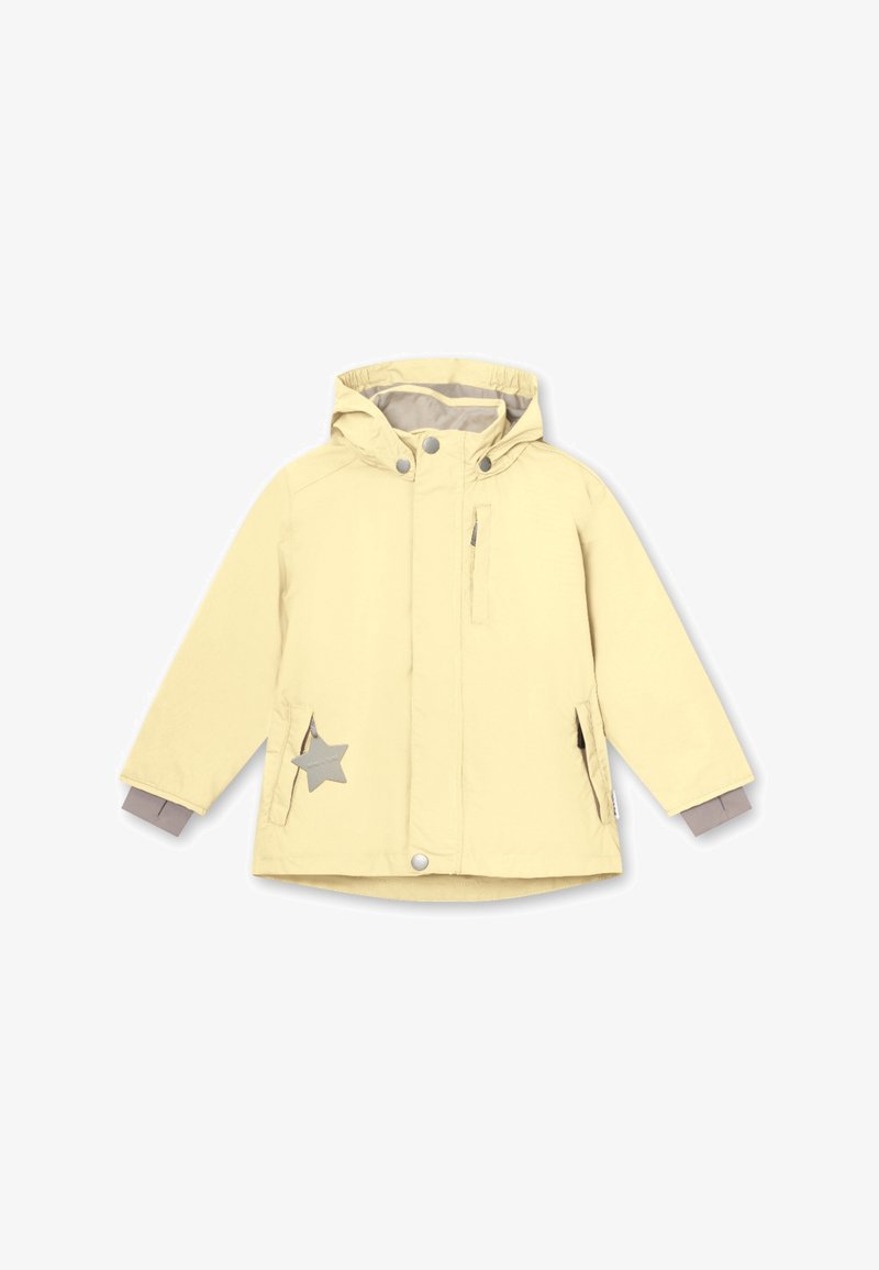 Jachetă exterioară galbenă, cu glugă, fermoar frontal și închidere cu capse, buzunare laterale și un accent în formă de stea gri pe partea stângă. Textură de țesătură netedă.