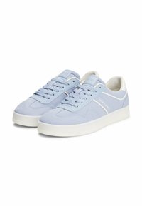 Sneakers azzurri chiari con accentuazioni e lacci bianchi, dotati di un logo sul lato, esposti su uno sfondo neutro.