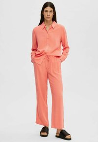 Selected Femme SLFVIVA GULIA LONG SUN PANT - Stoffhose - emberglow
