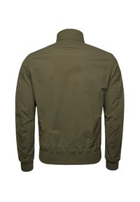 Giacca bomber verde oliva, in nylon leggero, con colletto zip, orlo e polsini a coste, texture liscia e design minimalista.