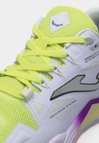 Κοντινή λήψη αθλητικού παπουτσιού νέον κίτρινου και άσπρου με επάνω μέρος από δίχτυ, φωτεινά κορδόνια, κείμενο συστήματος αερισμού και σόλα με μωβ λεπτομέρειες.