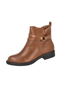 Botín de cuero marrón con un bajo tacón negro, correa decorativa envuelta y detalle en forma de anillo dorado en el lateral.