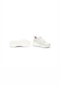 Zapatillas de cuero blanco con diseño texturizado, puntera redonda, suela gruesa y cónica, y cuello acolchado. Presenta cordones y detalles de costura sutil.