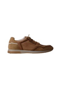 Baskets basses marron avec panneaux latéraux perforés, matériaux en daim et cuir, semelle intermédiaire blanche, et fermeture à lacets sur fond blanc.
