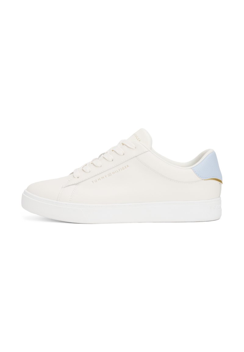 Sneaker bianco in pelle con texture liscia, accento blu chiaro sul tallone, dettagli in hardware dorato e logo del marchio in rilievo sul lato.