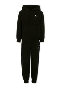 Zwarte fleece hoodie met kangoeroezak en wit logo, gecombineerd met bijpassende zwarte joggingbroek. Beide hebben geribbelde manchetten en een geribbelde tailleband.