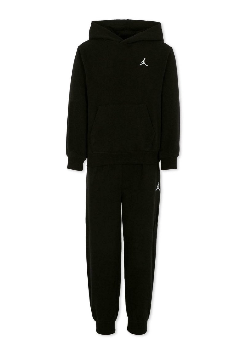 Zwarte fleece hoodie met kangoeroezak en wit logo, gecombineerd met bijpassende zwarte joggingbroek. Beide hebben geribbelde manchetten en een geribbelde tailleband.