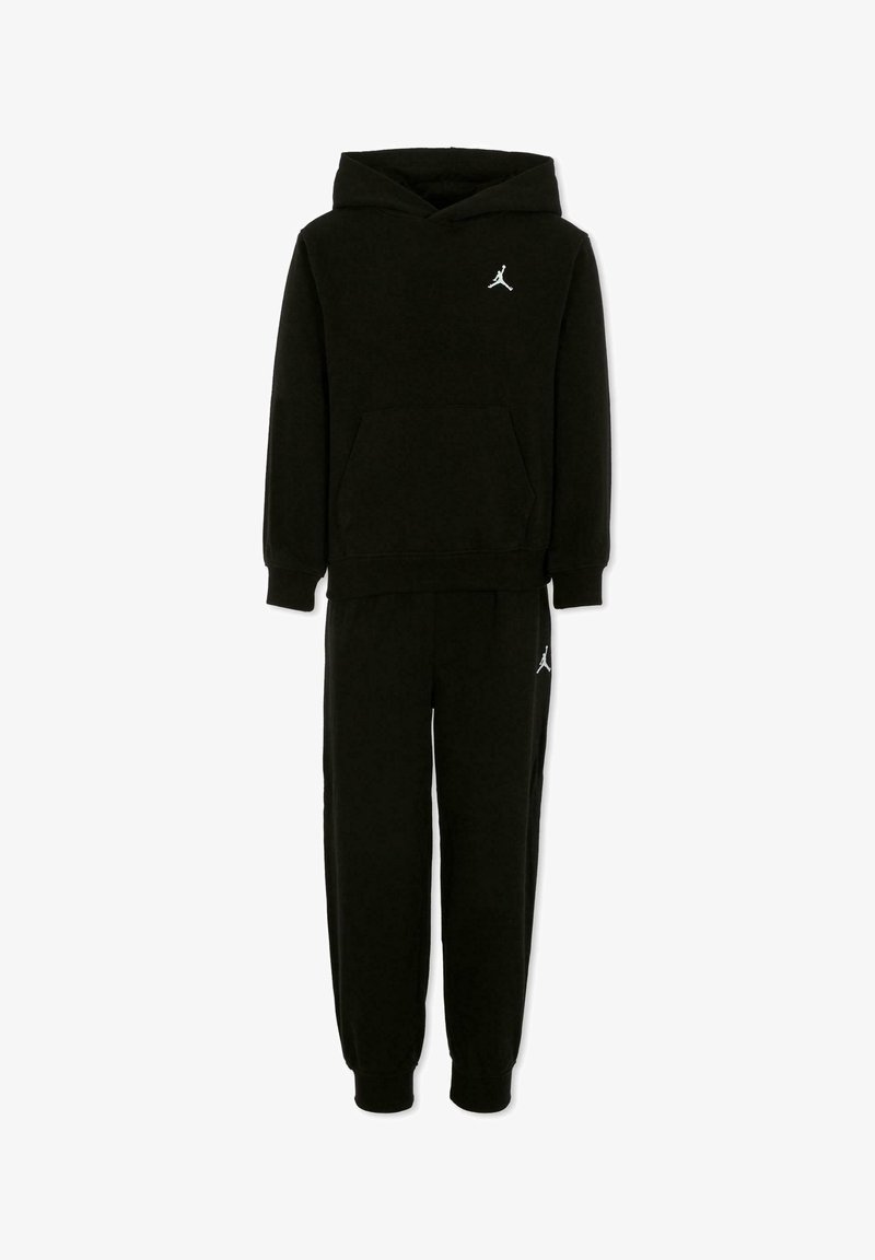 Zwarte fleece hoodie met kangoeroezak en wit logo, gecombineerd met bijpassende zwarte joggingbroek. Beide hebben geribbelde manchetten en een geribbelde tailleband.