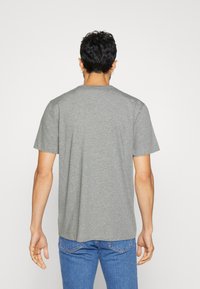 GAP NEW ARCH - Trükipildiga T-särk - grey heather