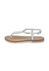 Sandali bianchi in pelle con design minimalista, dotati di una cinghia tra le dita e di un cinturino alla caviglia. Suola piatta beige, con una singola fibbia per la regolazione.