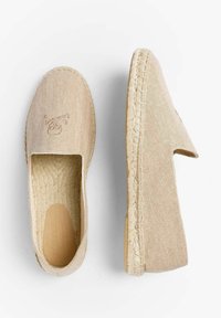 Beige espadriller lavet af tekstureret stof med et fiskebensmønster, åbent tådesign og flettet jutesål. Diskret logo prægede på overdelen.