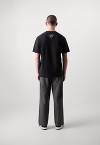 Puma PUMA X MÁS TIEMPO TWENTY FOUR GRAPHIC TEE - Potiskana majica - black