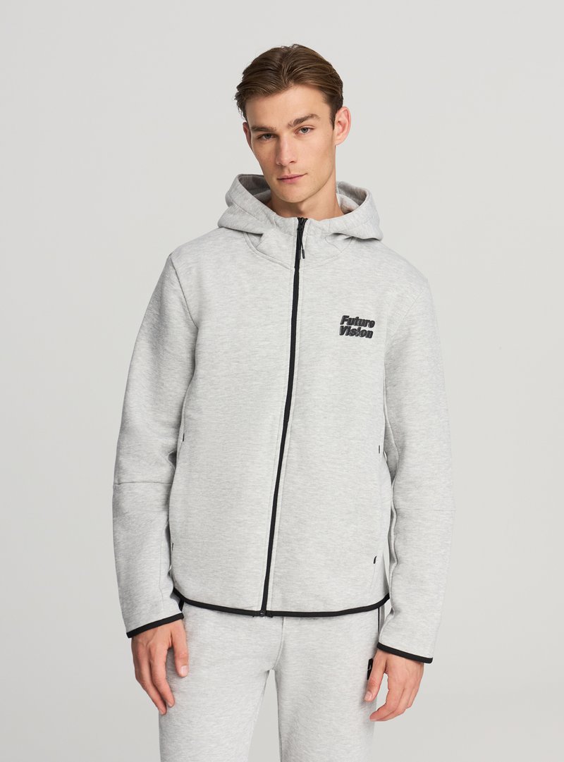 Felpa con cappuccio grigio chiaro con zip nera e dettagli neri, dotata di cappuccio e logo con testo sul petto. Tessuto morbido e strutturato con una vestibilità comoda.