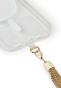 Transparente Handytasche mit goldfarbener Kettenfransen-Attachierung; bietet eine glatte Textur, abgerundete Kanten und einen Magnetverschluss für einen sicheren Verschluss.