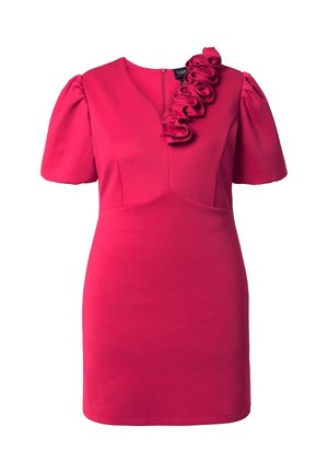 Vestito rosa corto con scollatura a V, maniche a sbuffo e un'accento floreale arricciato sulla spalla. Tessuto liscio e silhouette aderente.
