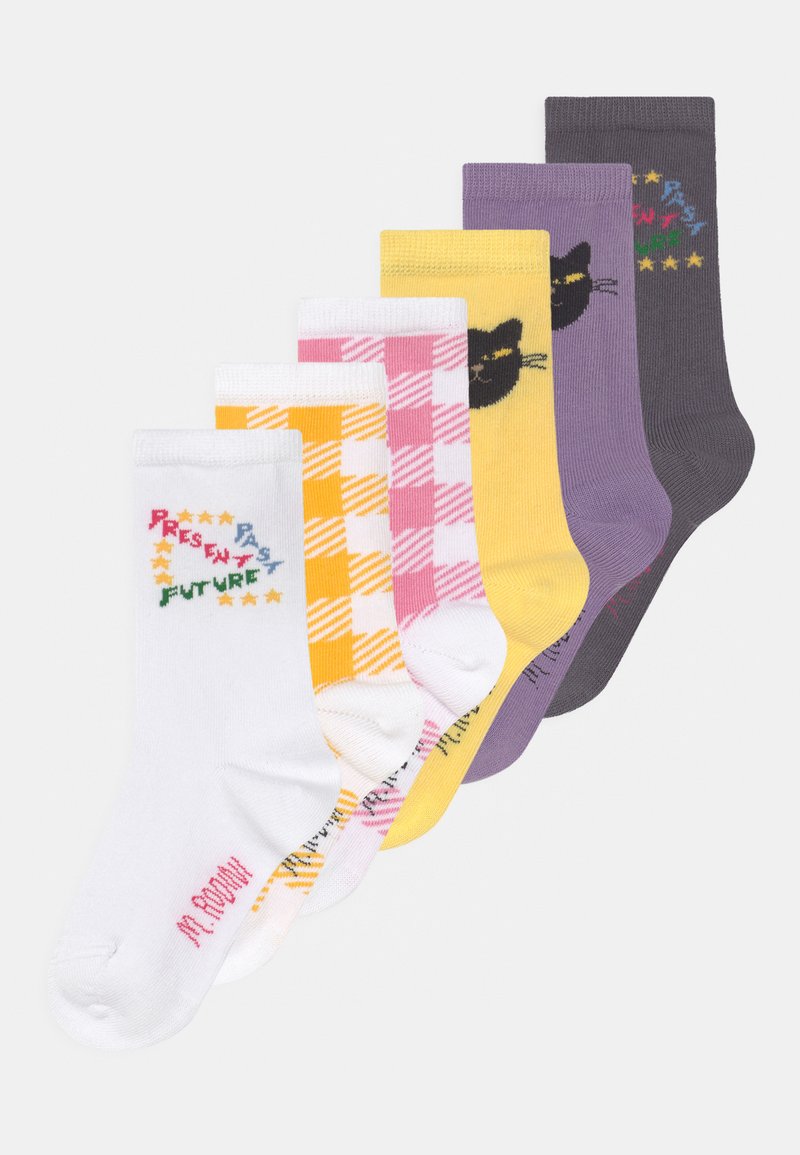 Seis pares de meias de algodão com várias cores: brancas com texto, xadrez rosa, amarelas com um gato, roxas e cinzas escuras.