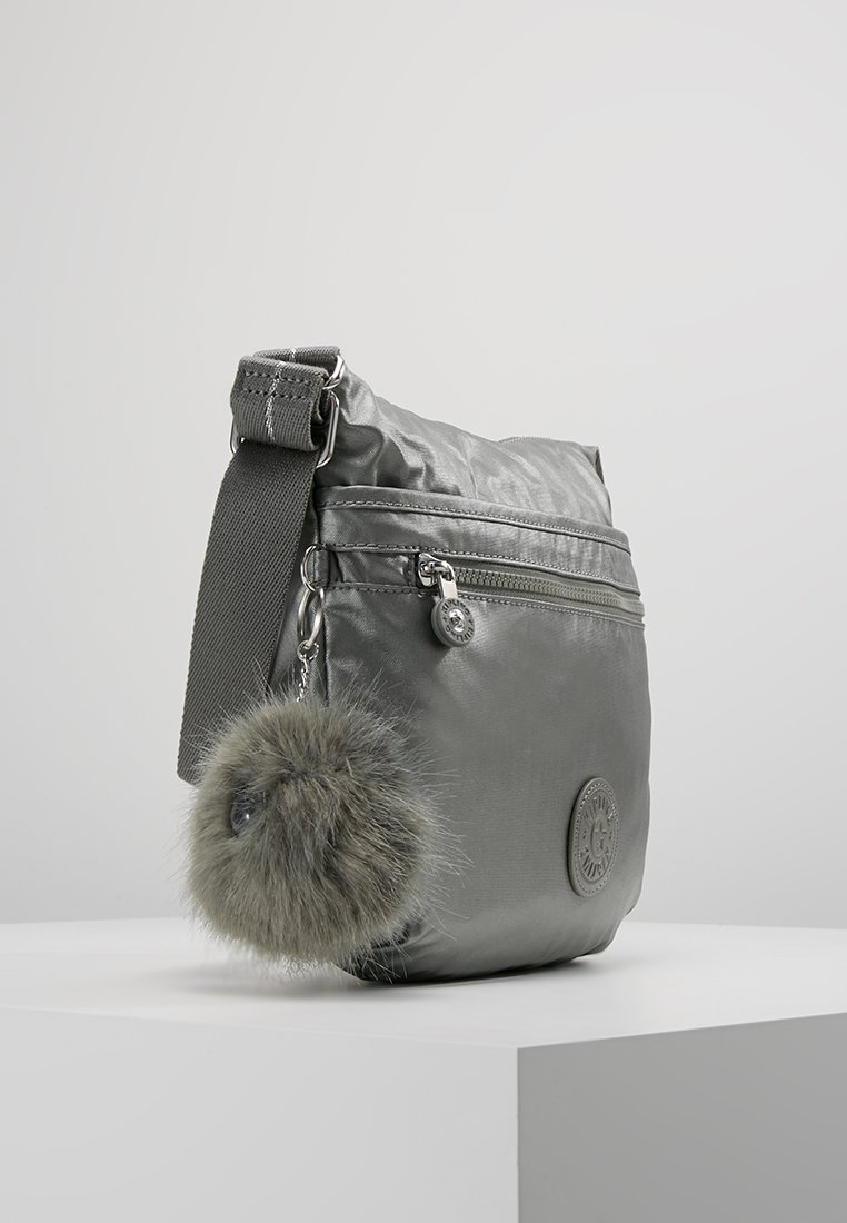 Kipling ARTO Skulderveske metallic stony Zalando.no Kipling ARTO Skulderveske urban khaki Zalando.no