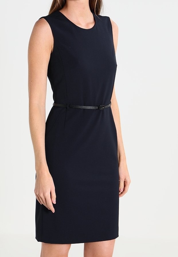 Mörkblå ärmlös klänning med en figurnära design, med rund halsringning och ett tunt svart bälte i midjan. Slät tyg, knälång.