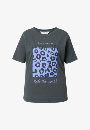 Szara bawełniana koszulka z krótkim rękawem, z niebieskim kwadratem w leopardzi wzór i czarnym napisem: "Kup bilet do DOWOLNEGO MIEJSCA" oraz "Rządź światem."