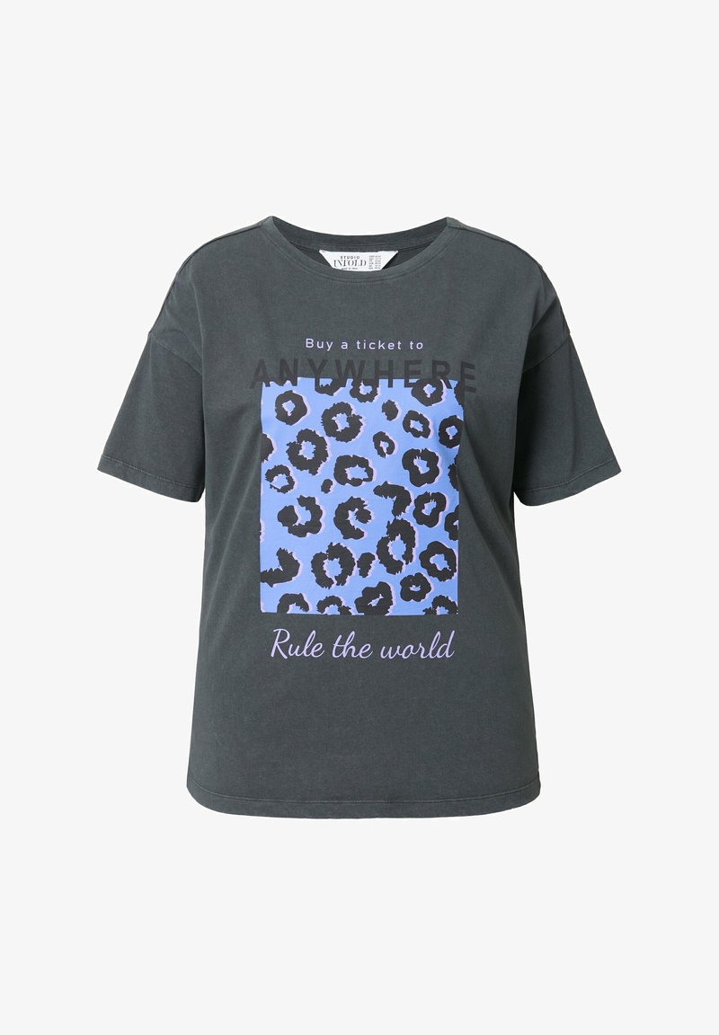 ASOS DESIGN - T-shirt Oversize Bianca Con Stampa Sportiva Sul Davanti E Sul Retro ASOS DESIGN - T-shirt Oversize Bianca Con Stampa Sportiva Sul Davanti E Sul Retro