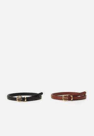 Dois cintos de couro: um preto com uma fivela dourada, o outro castanho com uma fivela semelhante, ambos com uma textura suave e design slim.