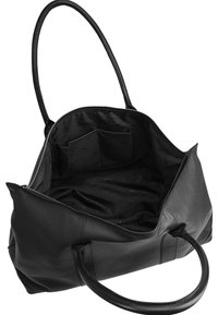 Zwarte leren handtas met een open rits, met een ruime binnenkant bekleed met zwarte stof, inclusief meerdere vakken voor organisatie.