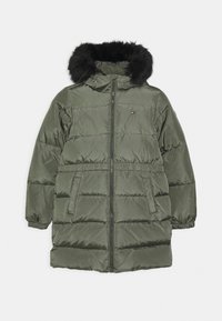 Olivově zelená péřová bunda, která má černou umělou kožešinu na kapuci, zapínání na zip, boční kapsy a elastické manžety. Vertikální prošívání.