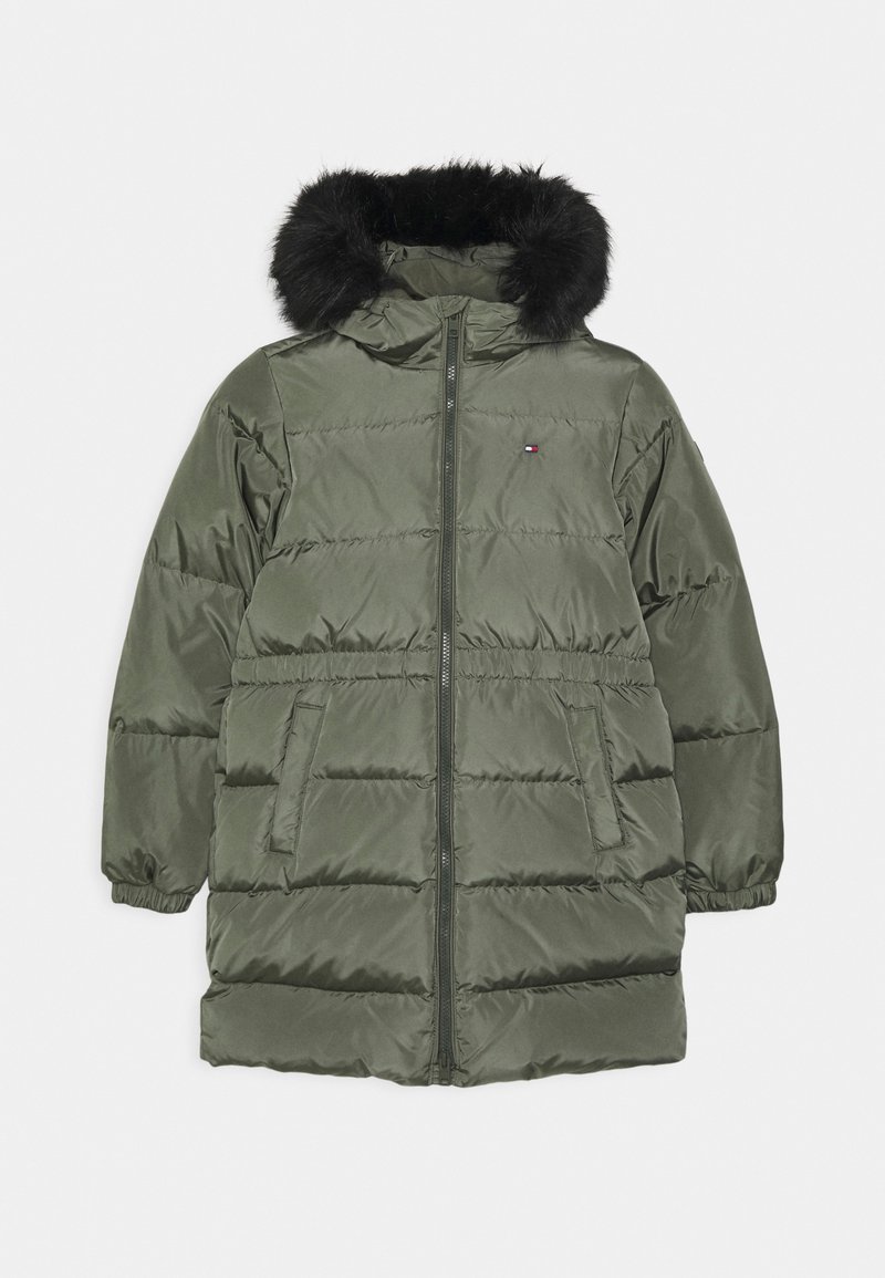 Abrigo acolchado verde oliva, con capucha de piel sintética negra, cierre con cremallera, bolsillos laterales y puños elásticos. Diseño acolchado vertical.