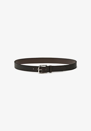 Zwarte lederen riem met een gladde textuur, voorzien van een zilveren metalen gesp en verstelbare pin, ontworpen in een eenvoudige, klassieke stijl.
