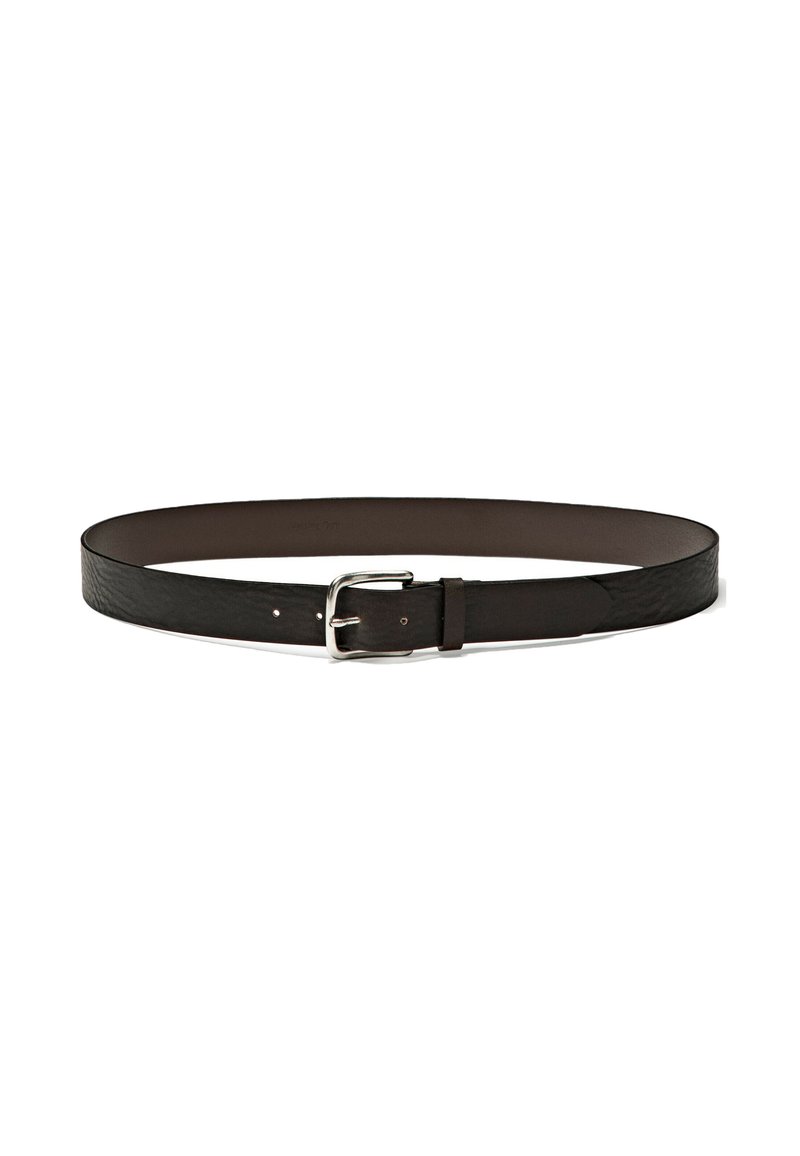 Ceinture en cuir noir avec une texture lisse, dotée d'une boucle en métal argenté et d'un ardillon réglable, conçue dans un style simple et classique.