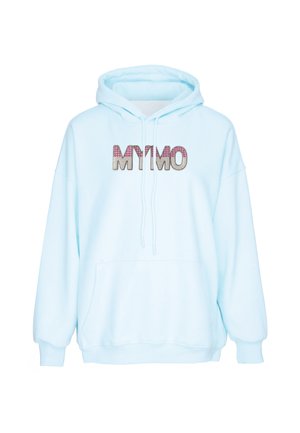 Lyseblå hættetrøje med forlomme og snørebånd med teksten "MYMO" i pink og hvid ternet mønster på brystet.